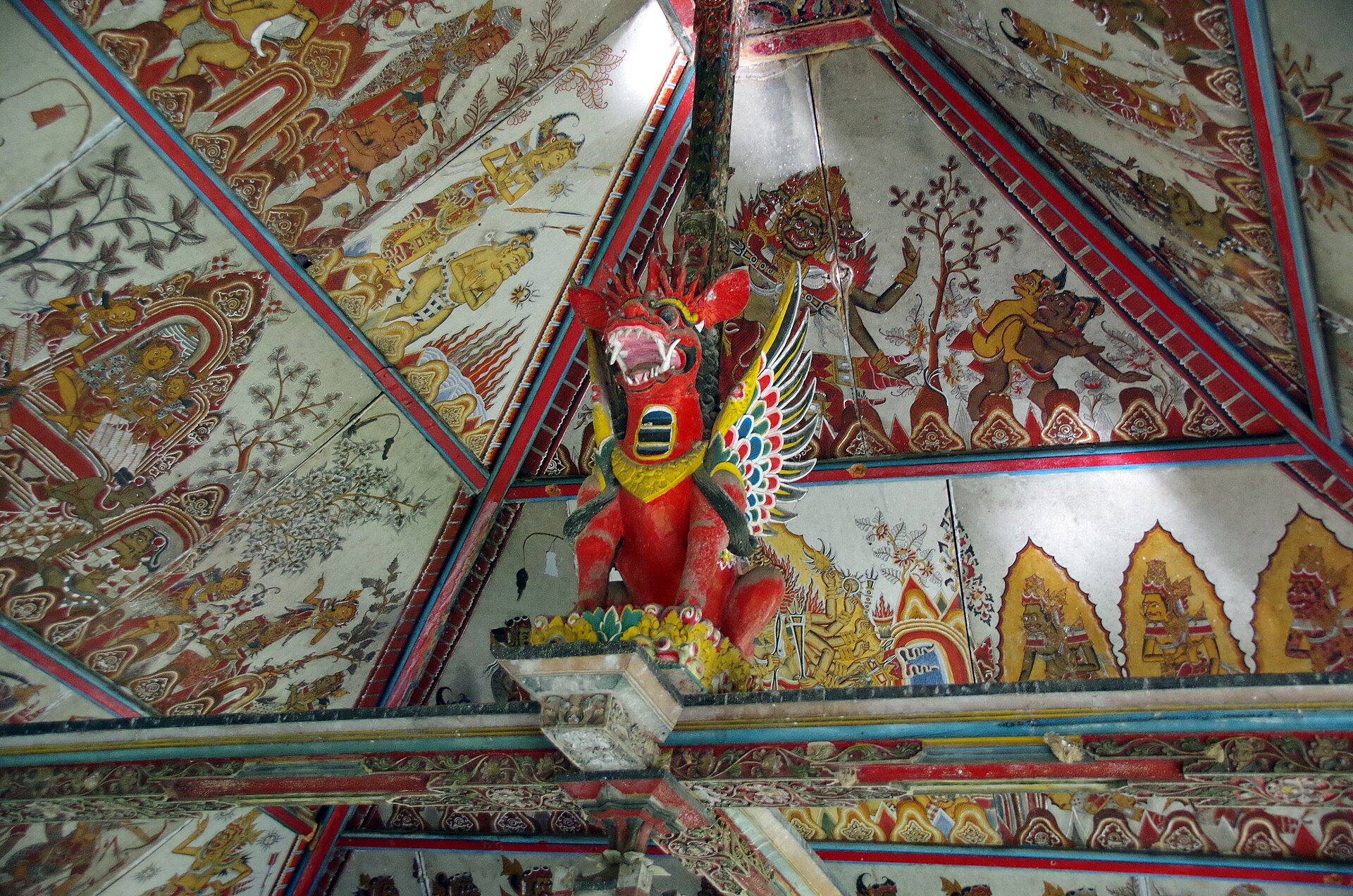 Lukisan wayang gaya Kamasan di langit-langit Kertha Gosa dengan ukiran merah di tengah