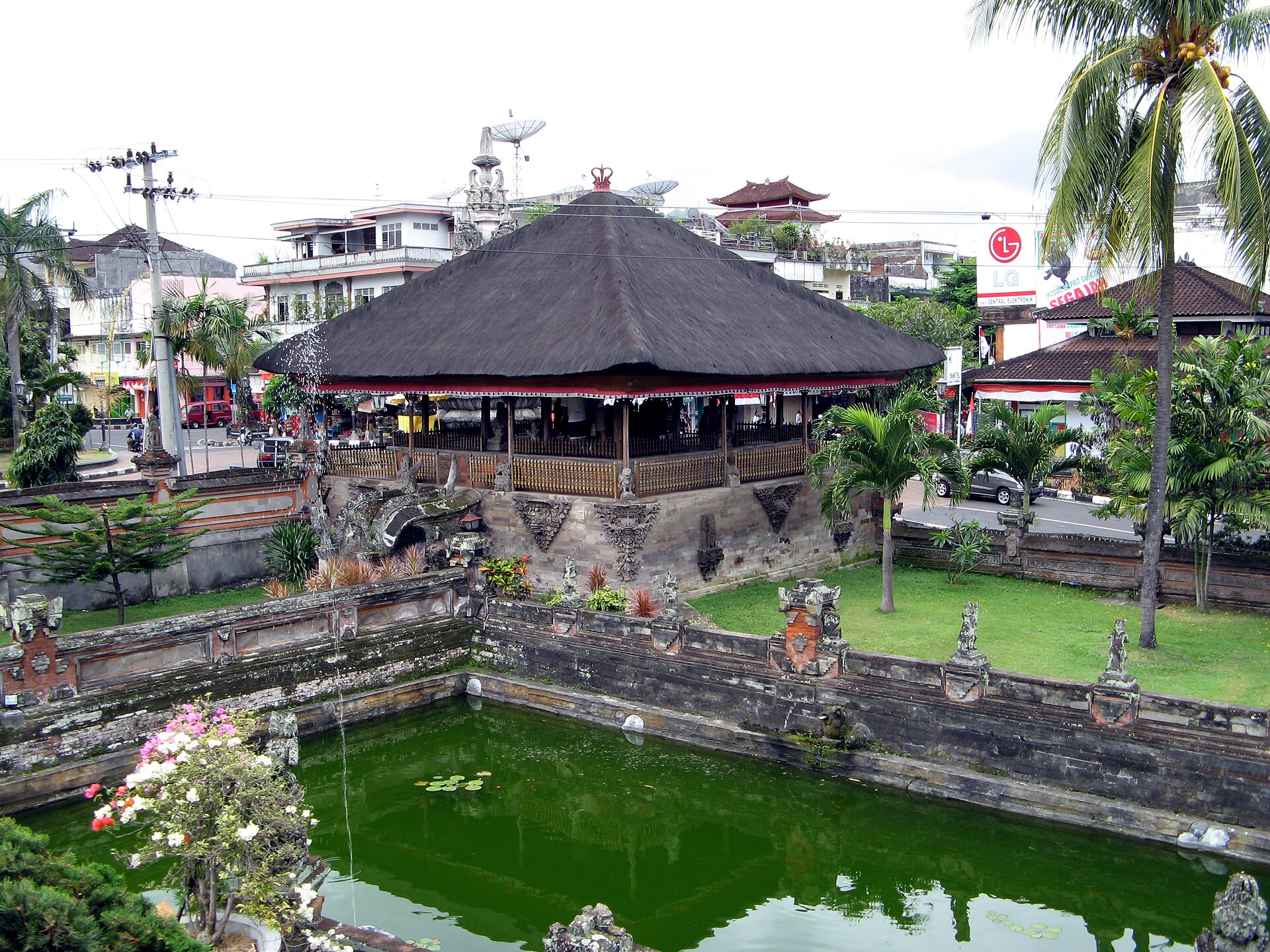 Paviliun Kertha Gosa di tengah kolam Taman Gili, Klungkung